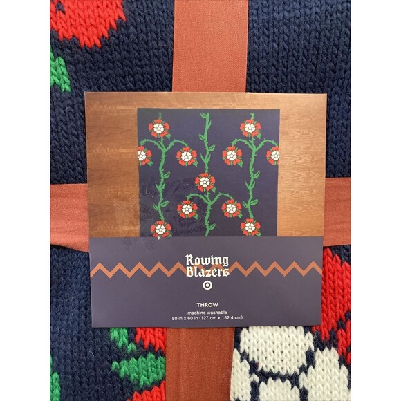 Rowing Blazers Target Rose Print Throw Blanket - Picture 4 of 10